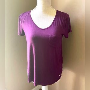 Ladies Hollister Sz XS Plum V-Neck Pocket Tee in EUC